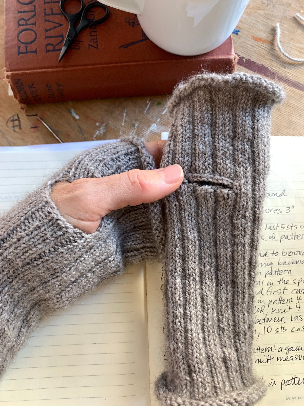 apricot-yarn-supply-ada-mitts-close