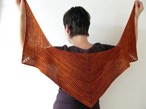herbivore-shawl-mustaavillaa