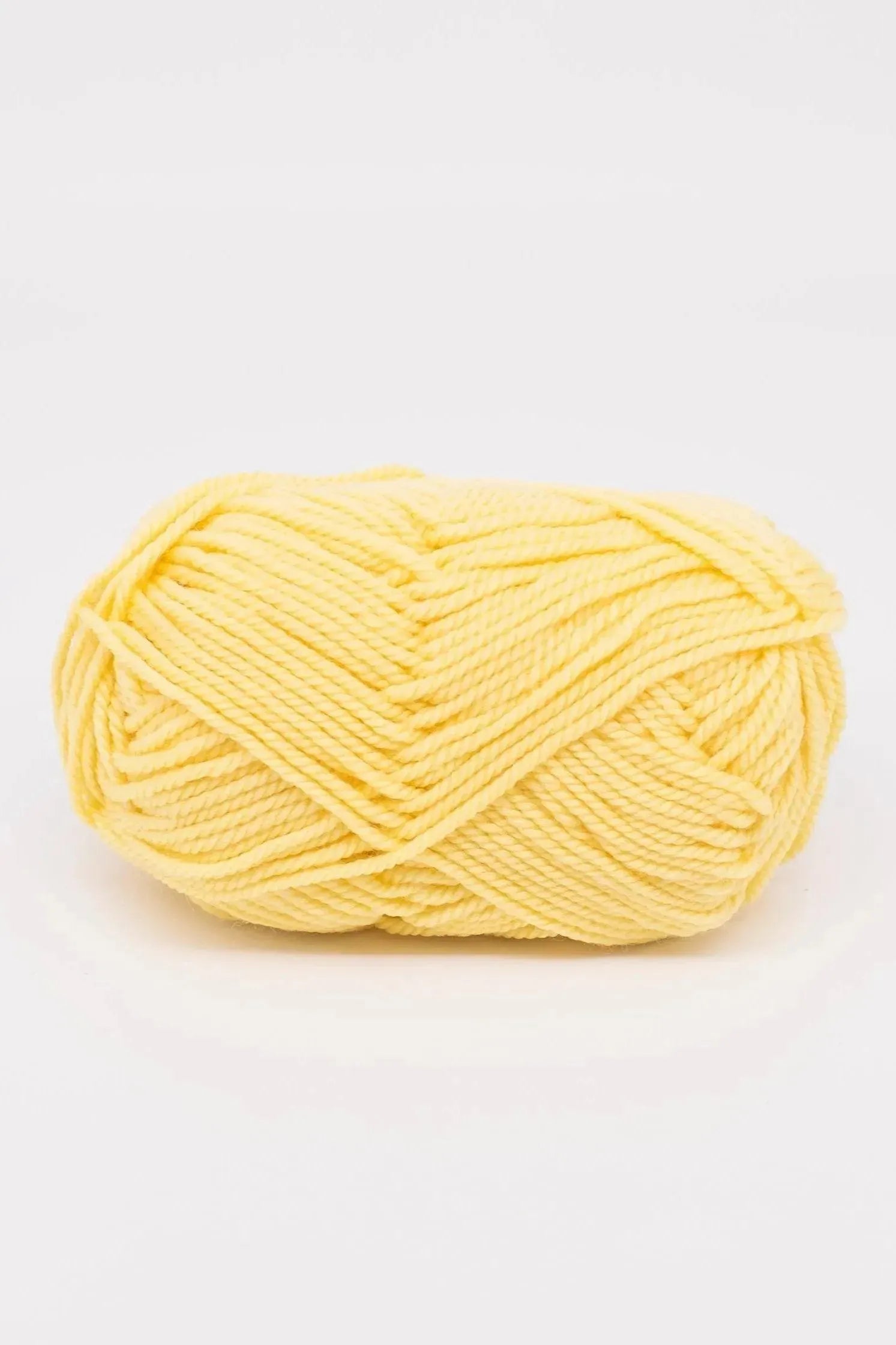 ewe_ewe_wooly_worsted_yarn